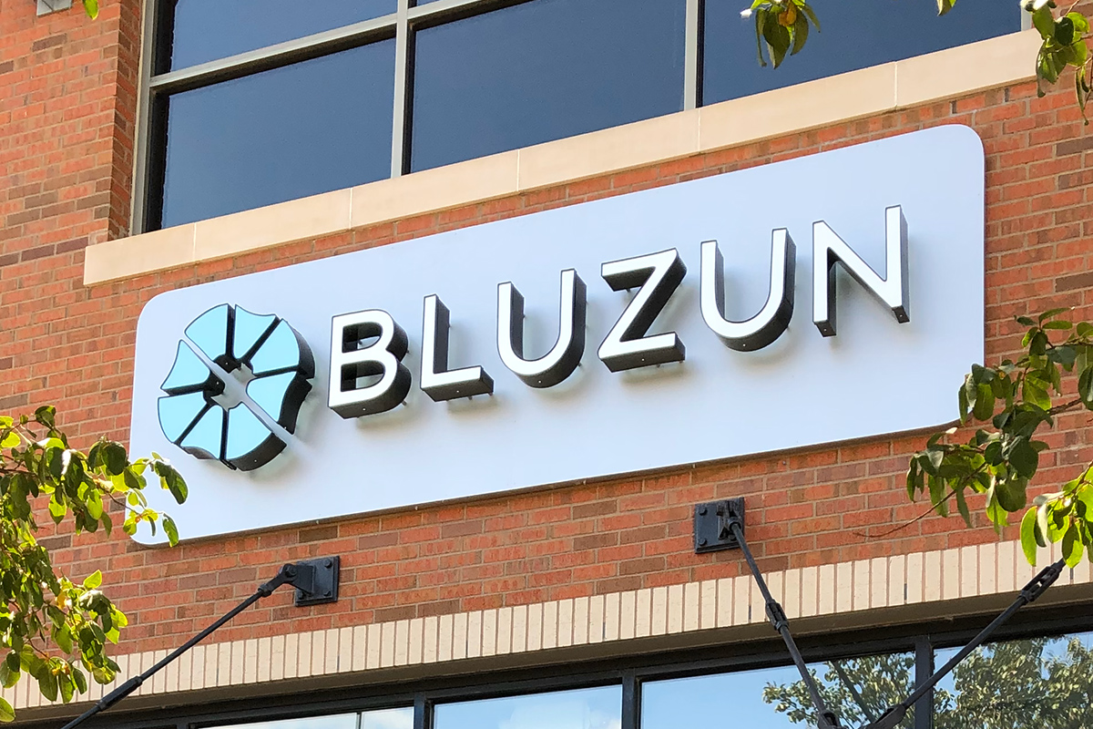 bluzun facade sign